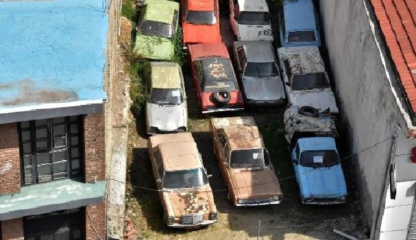 İzmir'deki hurda araçların içinde yatan mazi