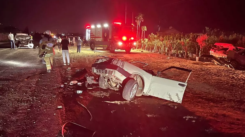 İzmir'deki kazada araç ikiye bölündü