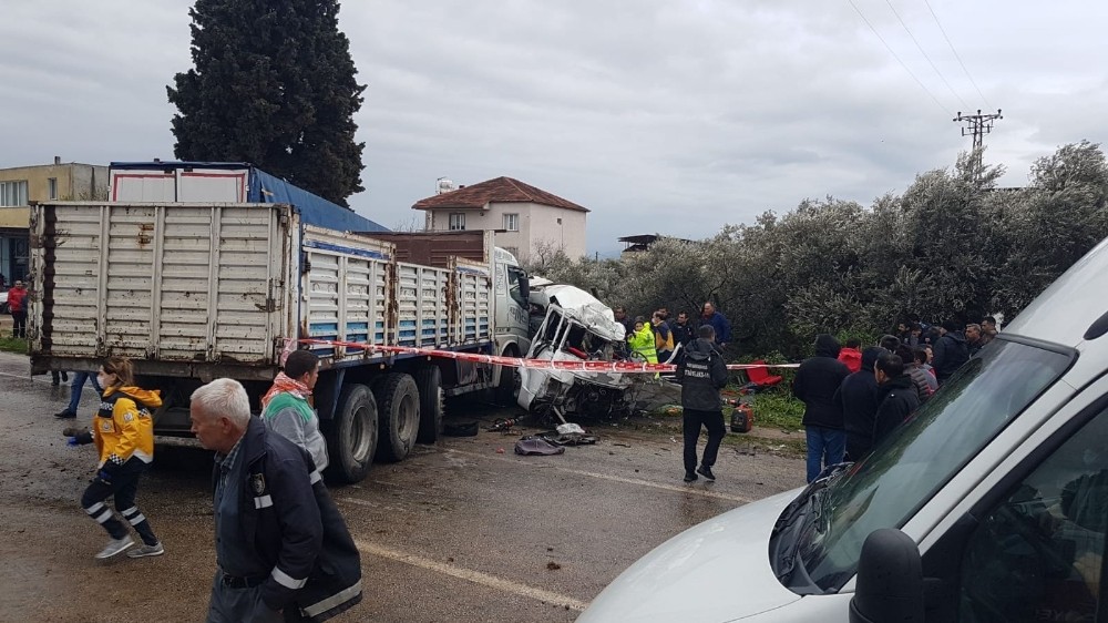 İzmir’deki korkunç kazada ölü sayısı 2’ye yükseldi 