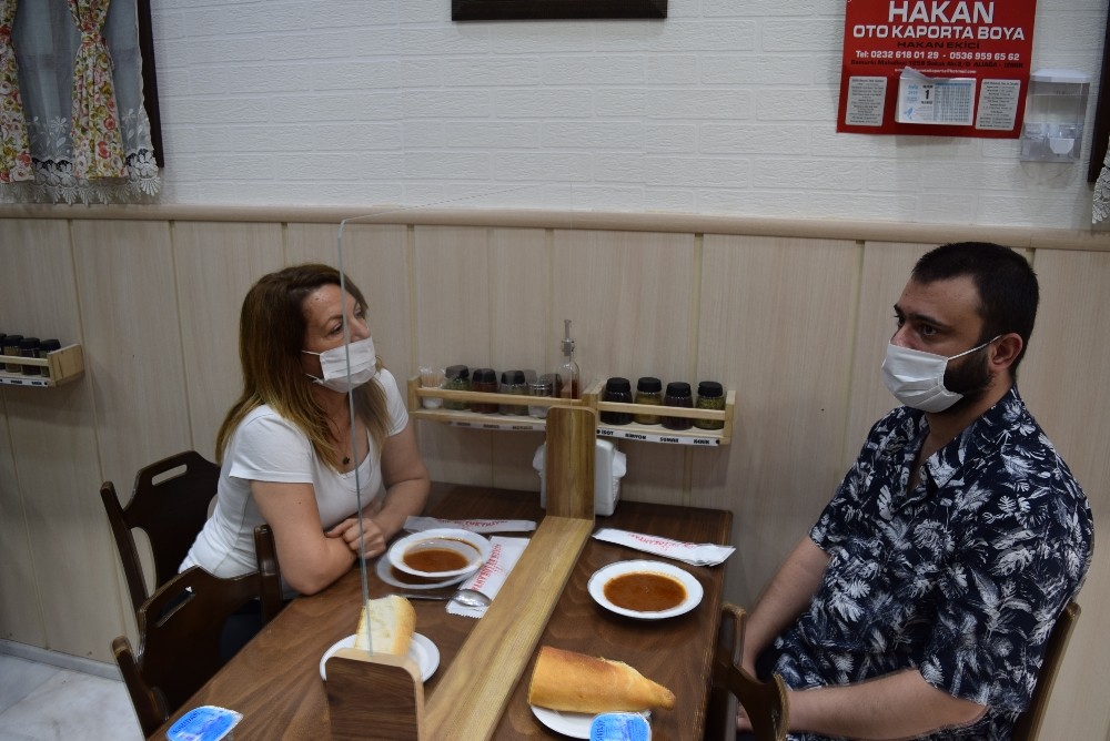 İzmir’deki lokantada ilginç korona önlemi 