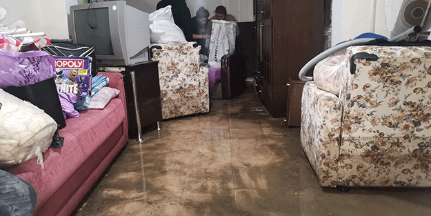 Sağanak yağışla dere taştı, su basan evler savaş alanına döndü