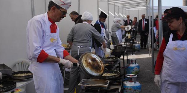 İzmir'deki şenlikte 10 ton hamsi dağıtıldı