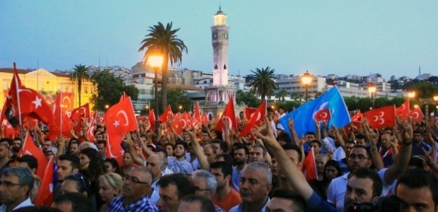 İzmir'deki terör karşıtı yürüyüşte provakatörler