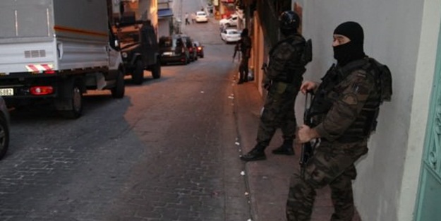 İzmir'de 13 gözaltı