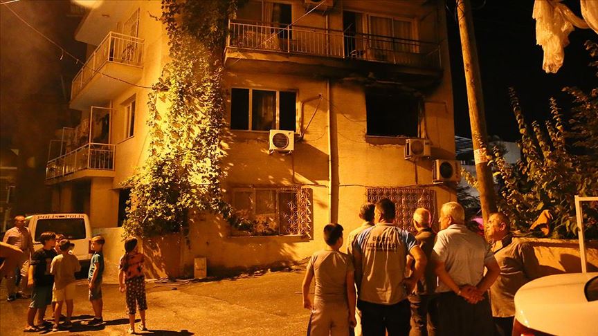 İzmir'deki yangında buzdolabı patladı: 3 yaralı