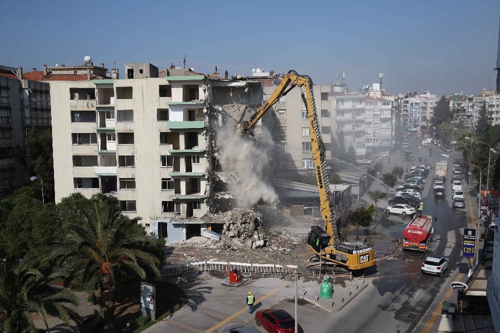 İzmir’deki yatık binalarda yıkım başladı 