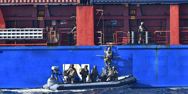 İzmir'den demir alan gemiye operasyon! Fransızlar duyurdu