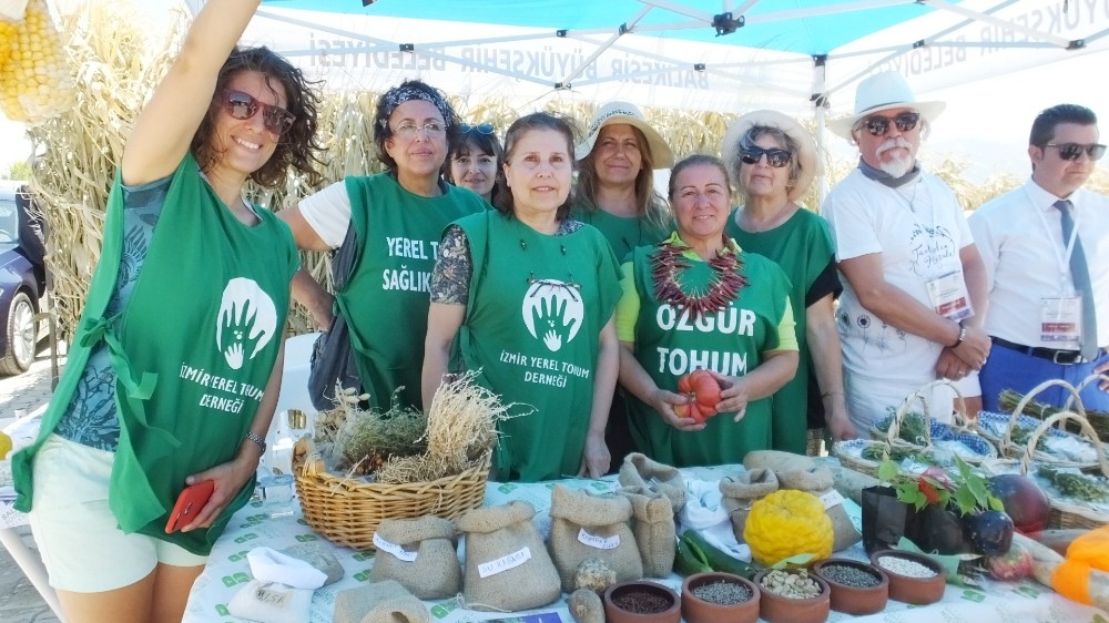 İzmir’den gelip Burhaniye’de tohum takası yaptılar 