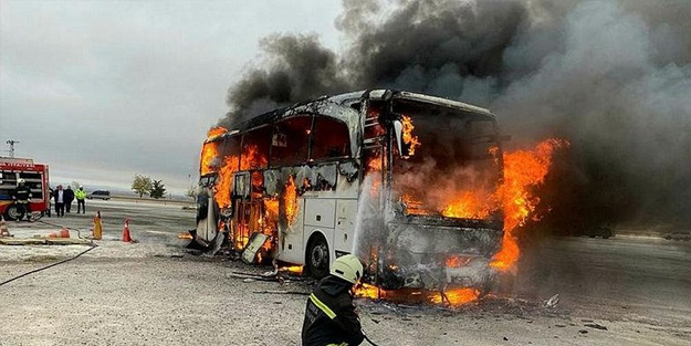 İzmir'den Hatay'a giden otobüs alev topuna döndü
