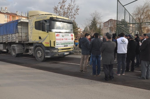 İzmir'den Suriye'ye 2 tır dolusu gıda yardımı gönderildi