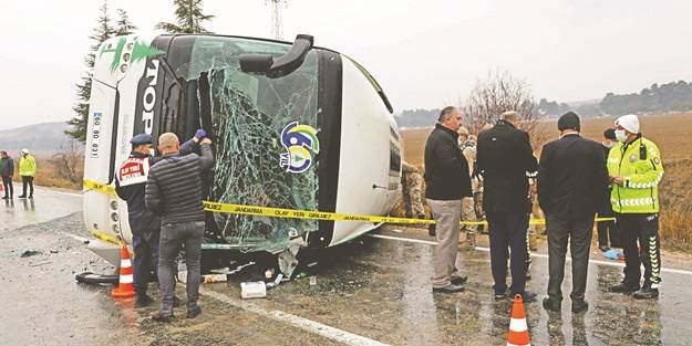 İzmir’den Tokat’a giden otobüs devrildi: 2 yolcu öldü, 24’ü yaralandı