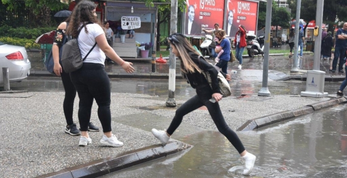 İzmir'i sağanak vurdu; caddeler suyla doldu