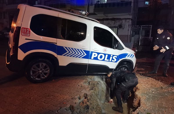 İzmir'i sağanak vurdu! Polis aracı öyle bir yere düştü ki!