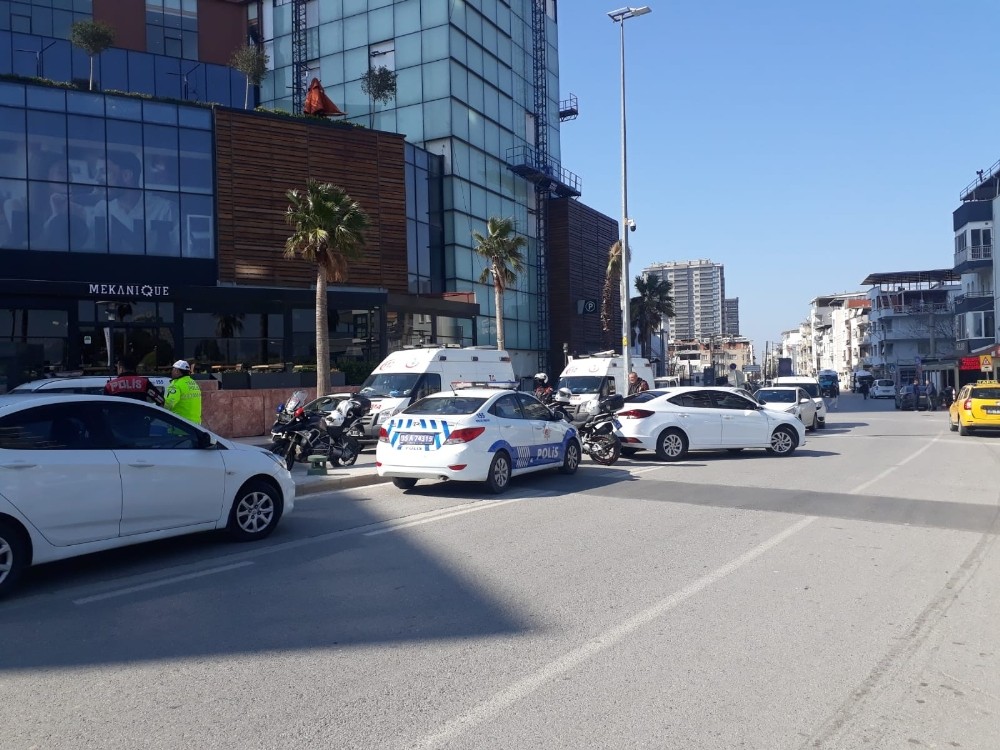 İzmir’in Bornova ilçesinde elinde silahlı AVM’ye giren bir kişi nedeniyle alışveriş merkezi boşaltıldı. İçeriden silah sesleri gelirken, bölgeye çok sayıda polis ekibi sevk edildi. 