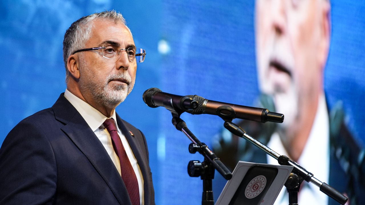 İzmir’in çöp dağları ve kötü kokusu Bakan Işıkhan’ı sinirlendirdi: Yüzleri dahi kızarmıyor!