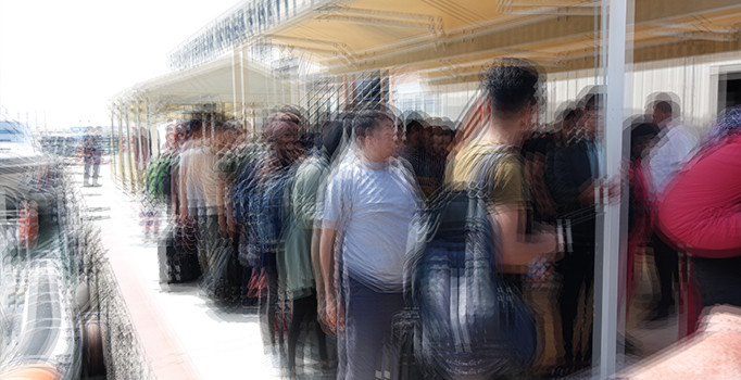 İzmir'in Dikili ilçesinde 32 kaçak göçmen yakalandı