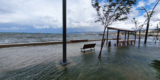 İzmir'den korkunç görüntüler! Fırtına 30 tekneyi batırdı