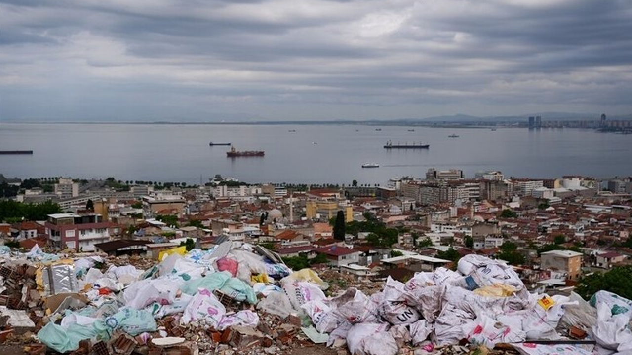 İzmir'in göbeğinde yine çöp rezaleti!