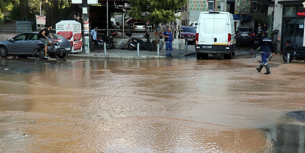 İzmir'in Konak ilçesinde cadde ve sokaklar göle döndü