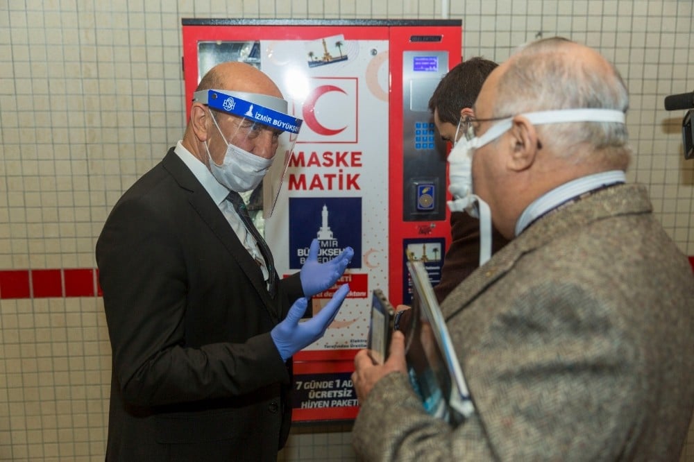 İzmir’in metro istasyonlarında maskematik dönemi 