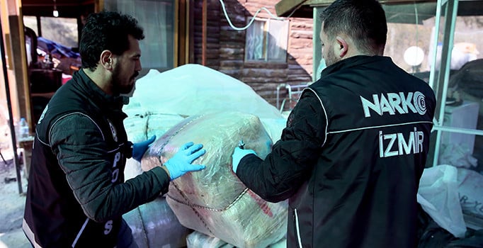 İzmir'in Urla ilçesinde getirilen yatta 1.5 ton uyuşturucu ele geçirildi