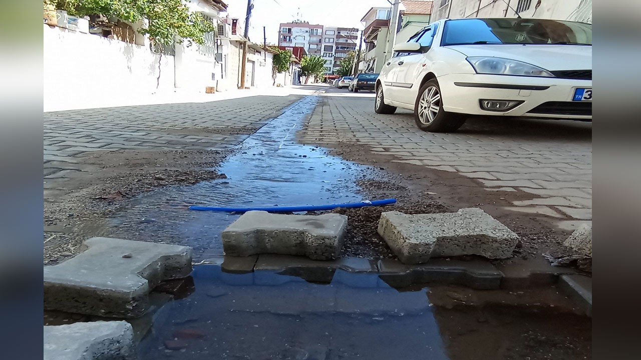 İzmir’li bu kafayla daha çoook bidon satın alır! 15 gündür tonlarca su sokaklara akıyor