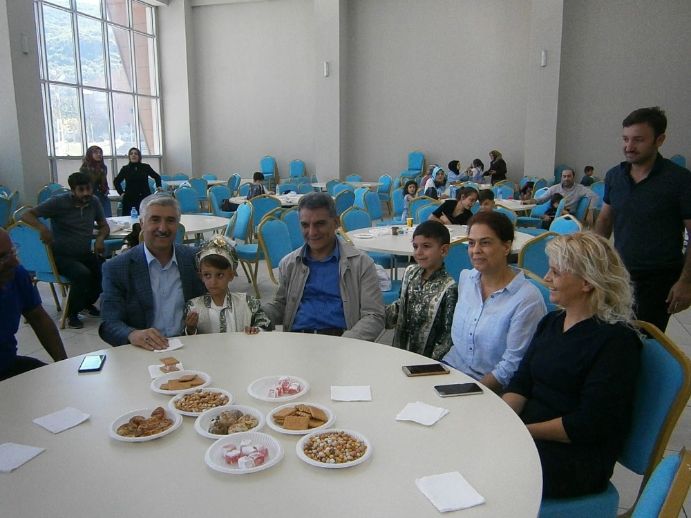 İzmirli ev hanımları Tatvanlı çocuklar için toplu sünnet şöleni düzenledi 