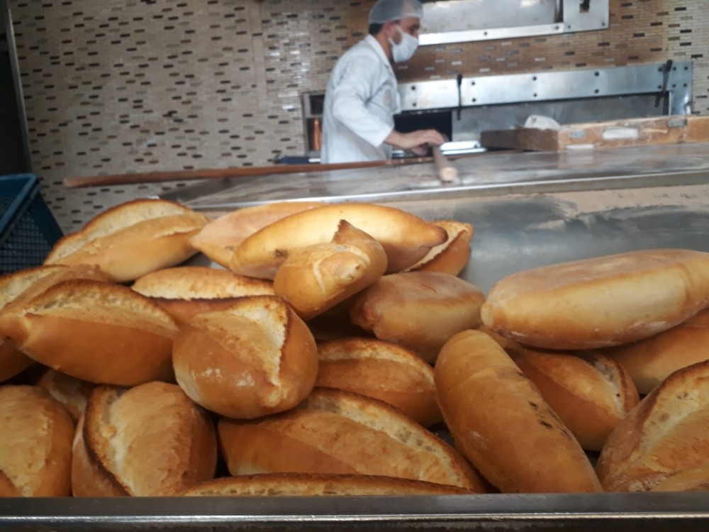 İzmirli fırıncılar ekmek üretim ve satış önlemlerine dikkat ediyor 