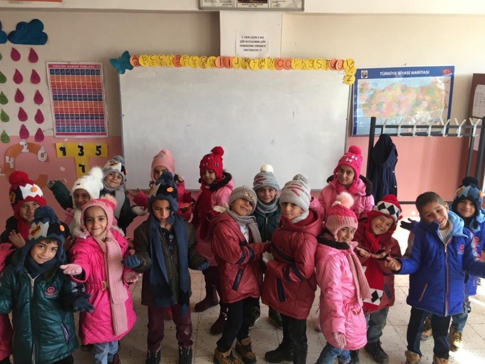 İzmirli iş adamından Silopi’deki köy okulu öğrencilerine kışlık giysi yardımı 
