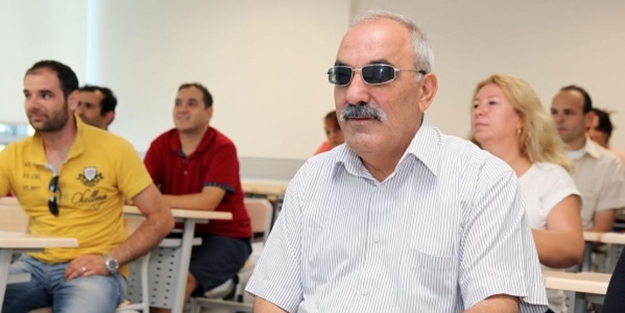 İzmirli işadamı kırmızı ışıkta beklerken kör oldu