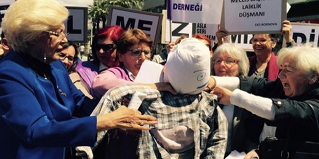 İzmirli kadınlardan tuhaf eylem!