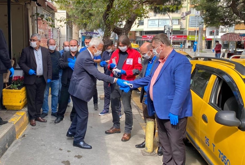 İzmirli taksicilere maske ve eldiven 