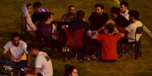 İzmirliler maske takma kuralına aldırış etmedi
