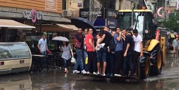 İzmirliler sel sularından kepçeyle korundu