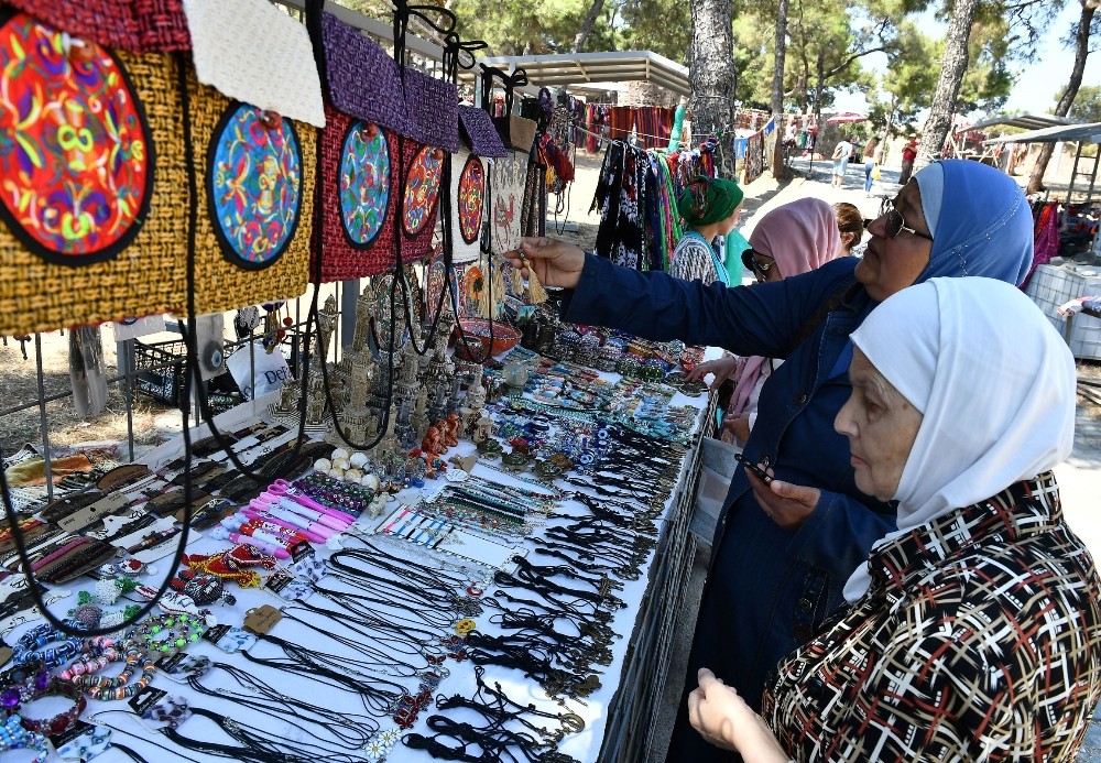 İzmirliler üretici pazarını çok sevdi 