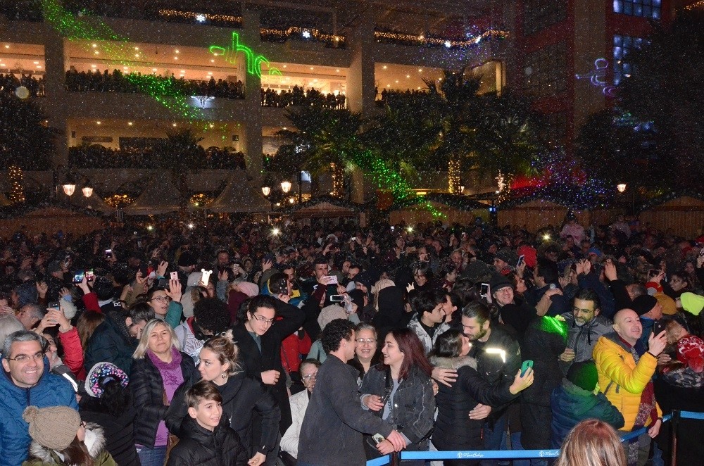 İzmirliler yeni yıla kar yağışı ile “Merhaba” dedi 