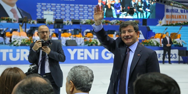İzmir'de Başbakan Davutoğlu'na özel beste