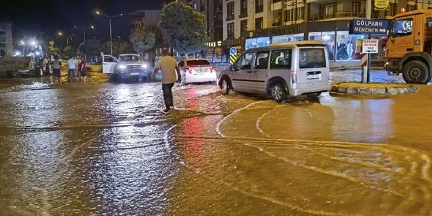 İzmirlilere geceyi zehir eden olay! CHP'li belediye yüzünden mahalleleri su bastı, caddeler göle döndü!