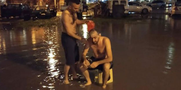İzmirlinin çilesi... Yağmur suyunda duş!