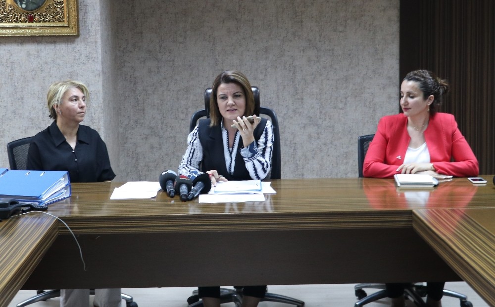 İzmit Belediye Başkanı, işten atıldığı iddia edilen işçileri kameralar önünde aradı 