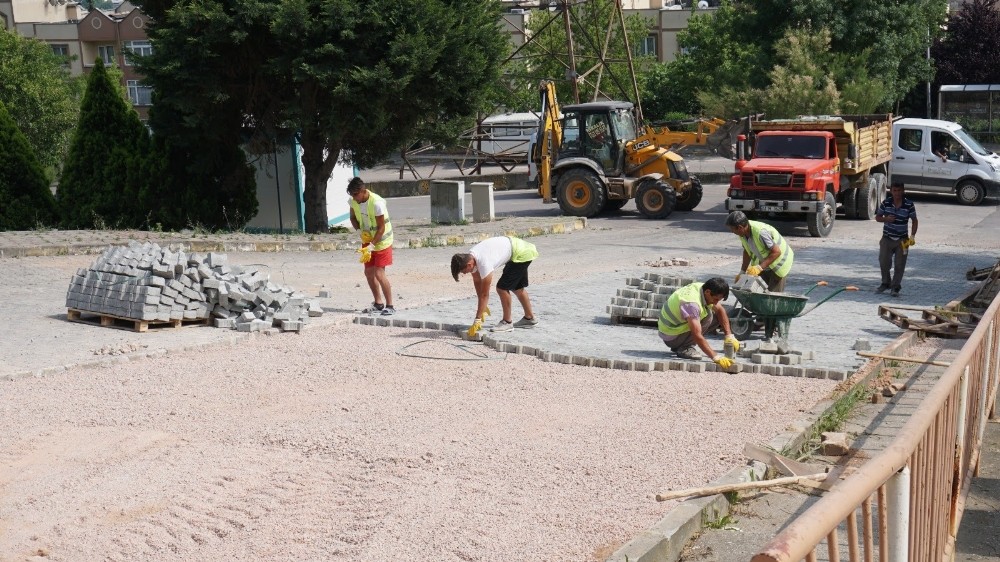 İzmit Belediyesi Alikahya’da yolları yeniliyor 