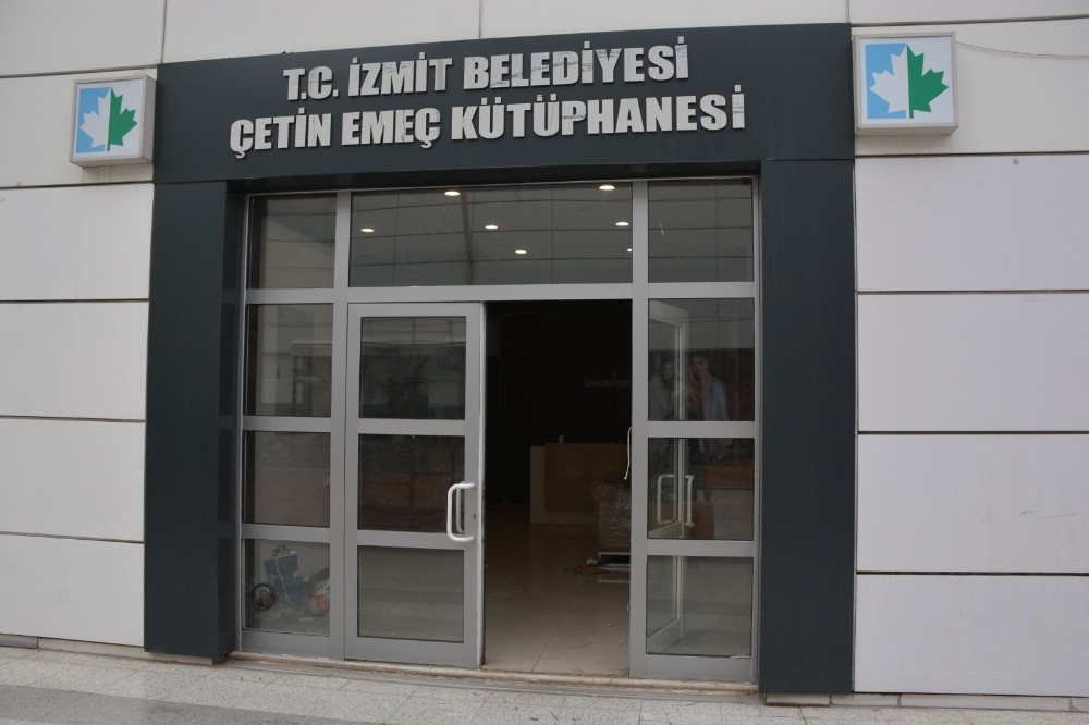 İzmit Belediyesi Çetin Emeç’in ismini kütüphanede yaşatacak 
