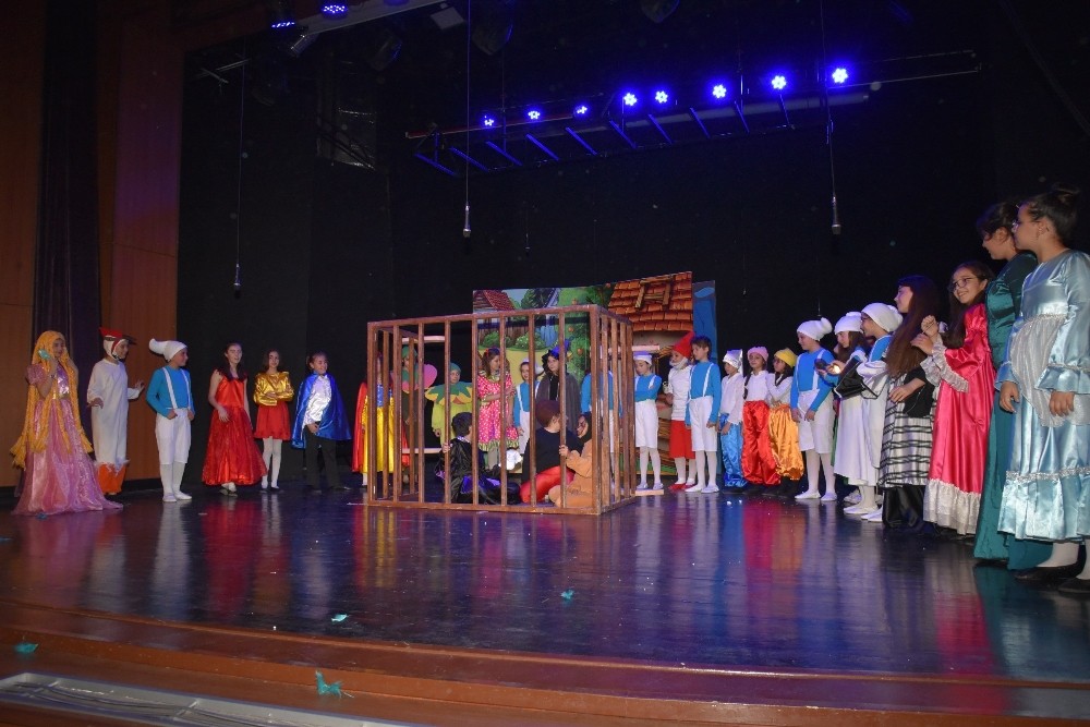 İzmit Belediyesi Drama Okulu öğrencilerinden yılsonu gösterisi 