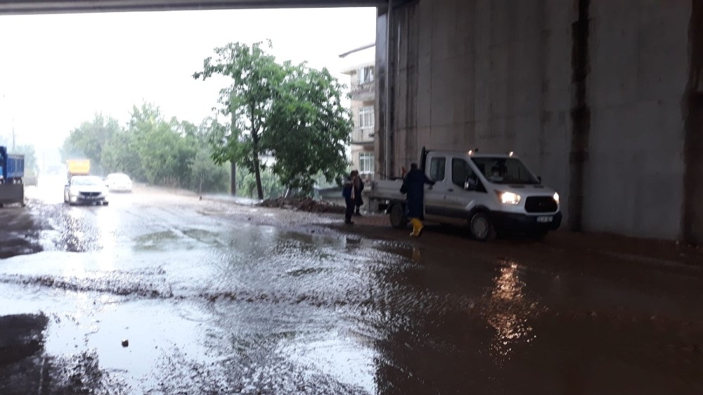 İzmit Belediyesi ekipleri yağışa müdahale ediyor 