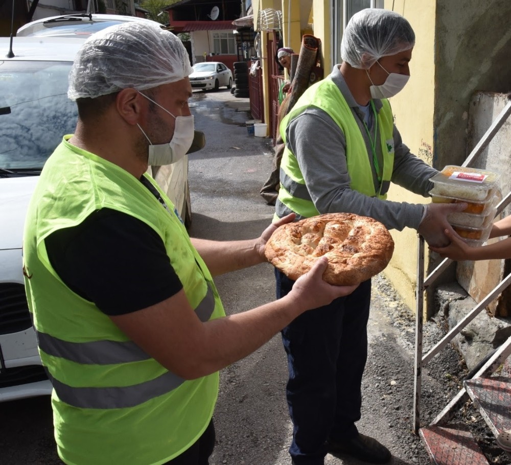 İzmit Belediyesi ihtiyaç sahiplerinin iftar sofrasına sıcak yemekle gidiyor 