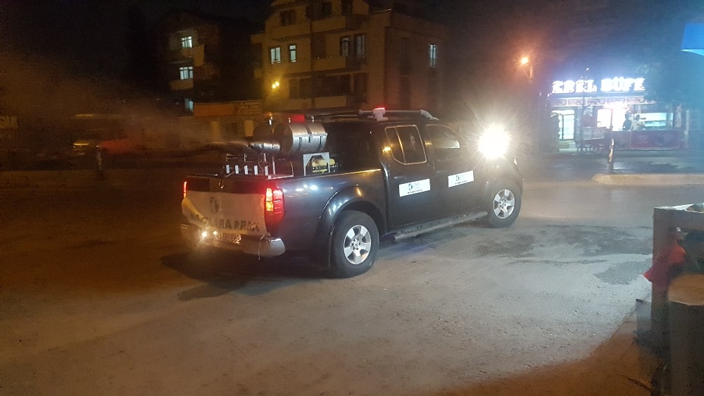 İzmit Belediyesi, mahallelerde sinek ilaçlamasına başladı 