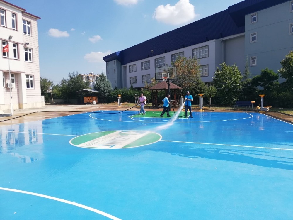 İzmit Belediyesi okul bahçelerini yeni döneme hazırlıyor 