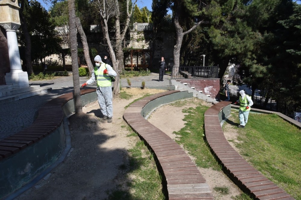 İzmit Belediyesi park ve bahçelerdeki dezenfekte çalışmalarını tekrarlıyor 