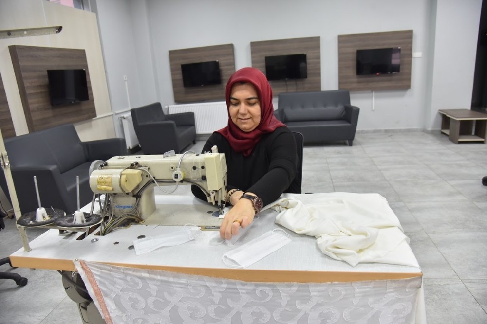 İzmit Belediyesi sağlık kuruluşlarına ürettiği maskeleri dağıtacak 