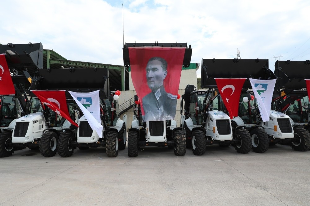 İzmit Belediyesi satın aldığı 27 Milyon TL değerindeki iş makinelerini filosuna kattı 